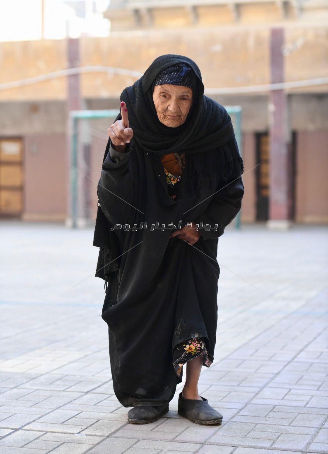 «كلنا عاوزين صورة».. مشاهد ملهمة للمصريين في ثاني أيام التصويت