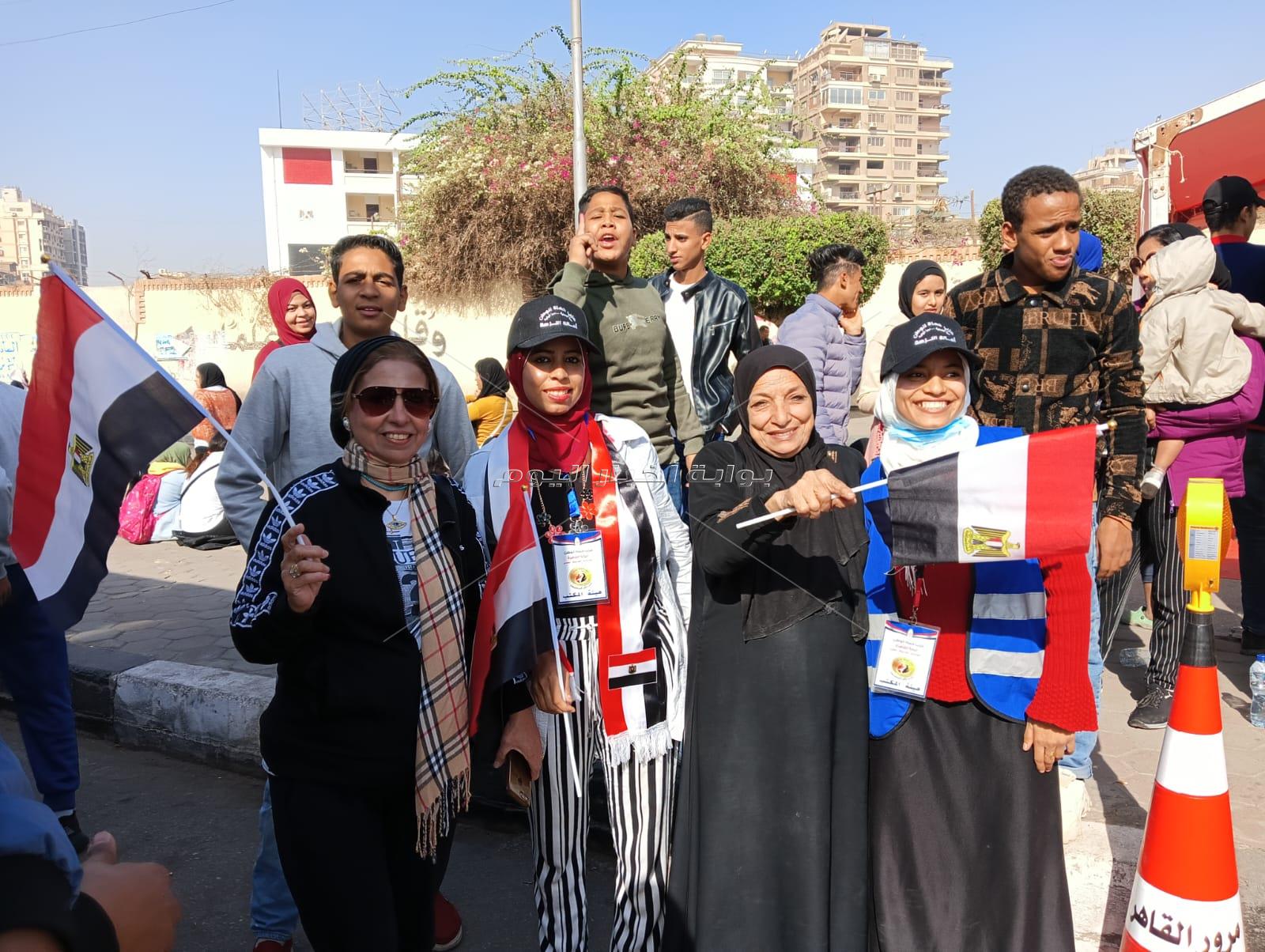 «كلنا عاوزين صورة».. مشاهد ملهمة للمصريين في ثاني أيام التصويت