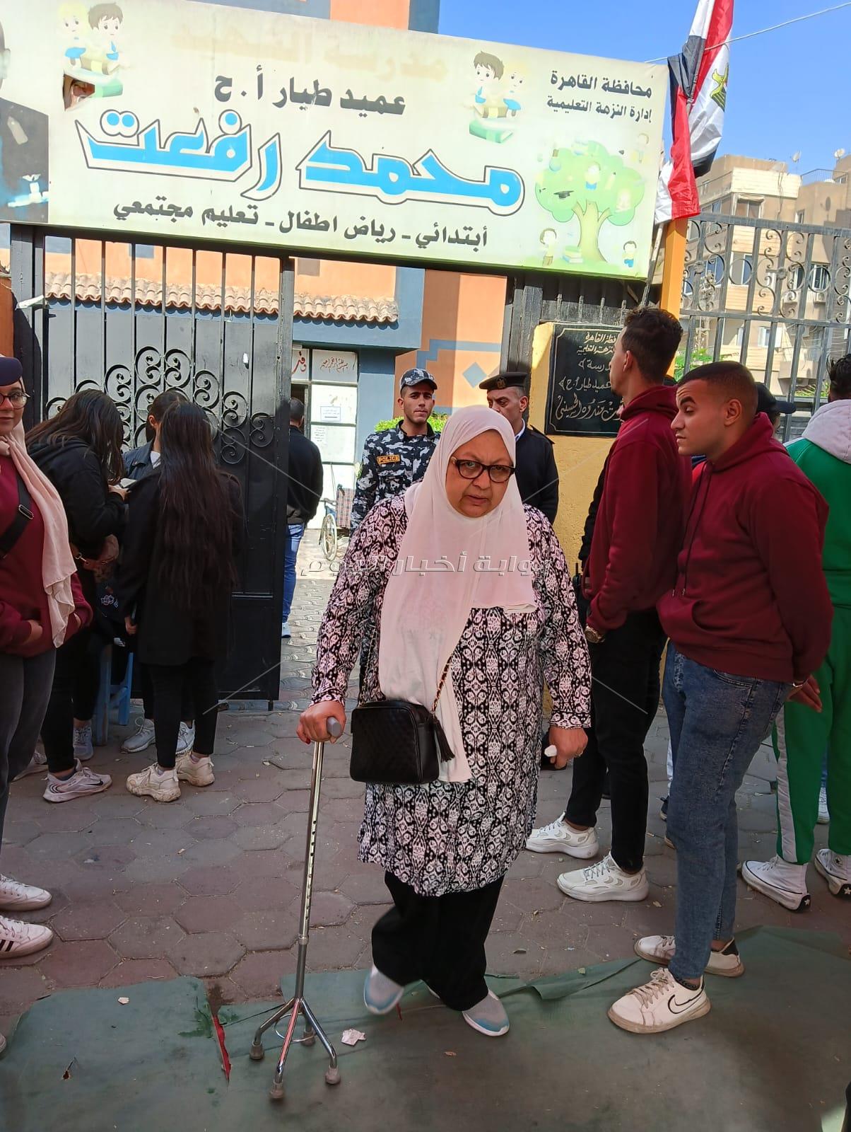 «كلنا عاوزين صورة».. مشاهد ملهمة للمصريين في ثاني أيام التصويت