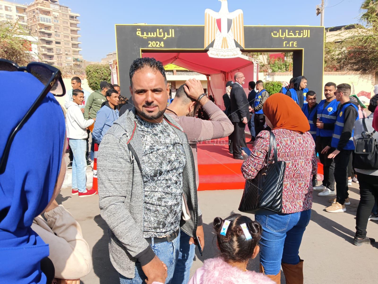 «كلنا عاوزين صورة».. مشاهد ملهمة للمصريين في ثاني أيام التصويت