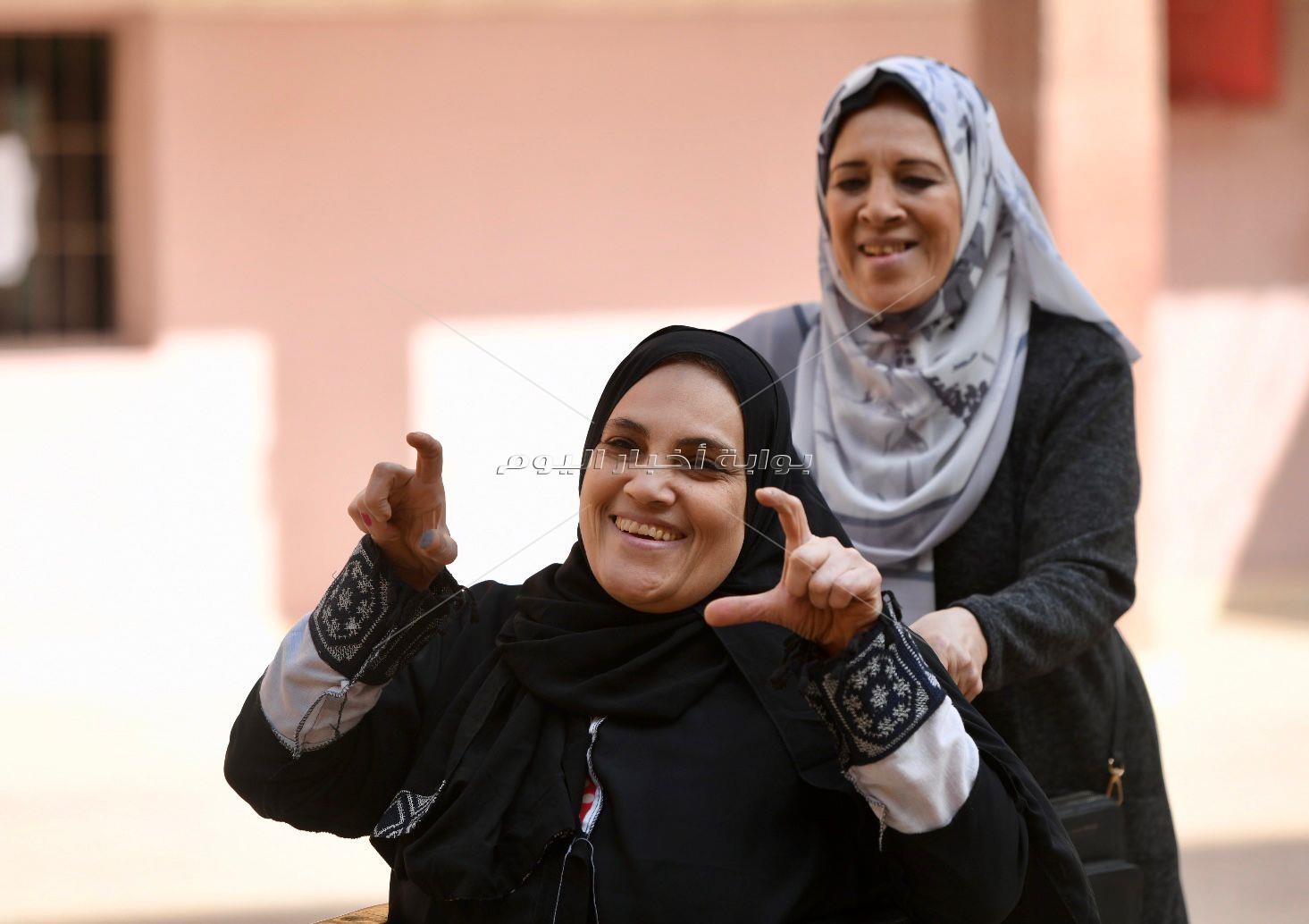 «كلنا عاوزين صورة».. مشاهد ملهمة للمصريين في ثاني أيام التصويت