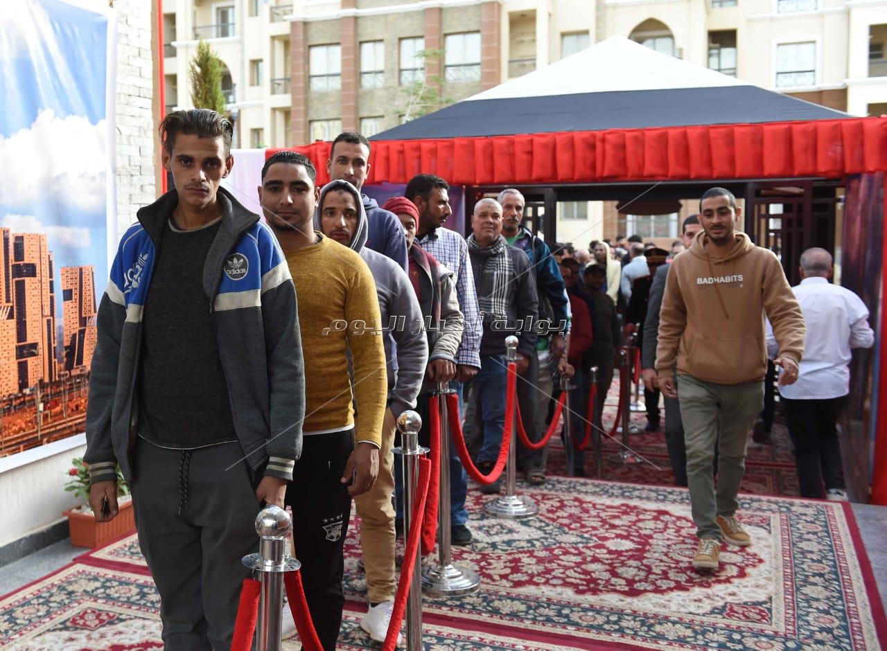 «كلنا عاوزين صورة».. مشاهد ملهمة للمصريين في ثاني أيام التصويت