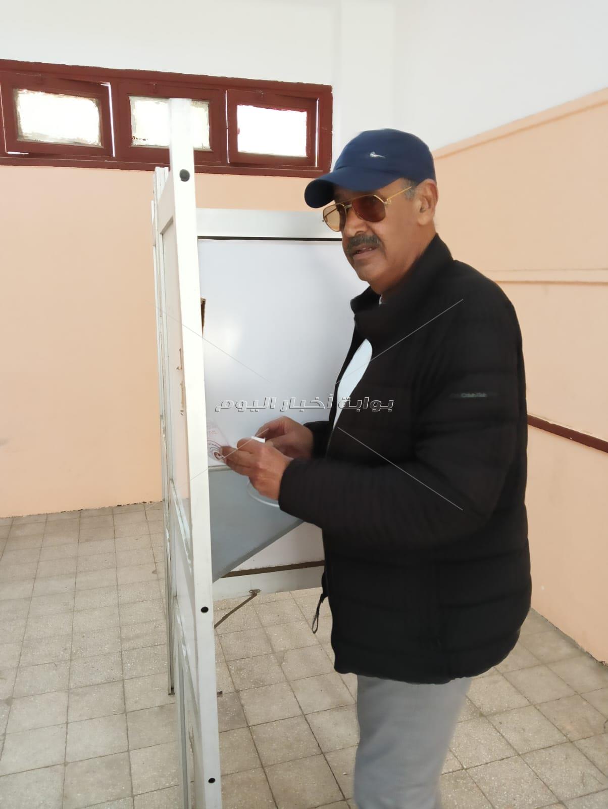 «كلنا عاوزين صورة».. مشاهد ملهمة للمصريين في ثاني أيام التصويت