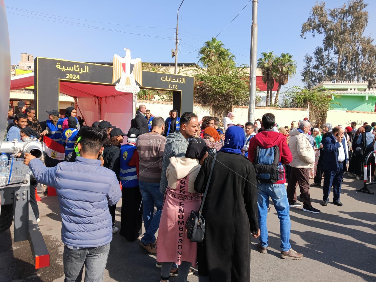 «كلنا عاوزين صورة».. مشاهد ملهمة للمصريين في ثاني أيام التصويت