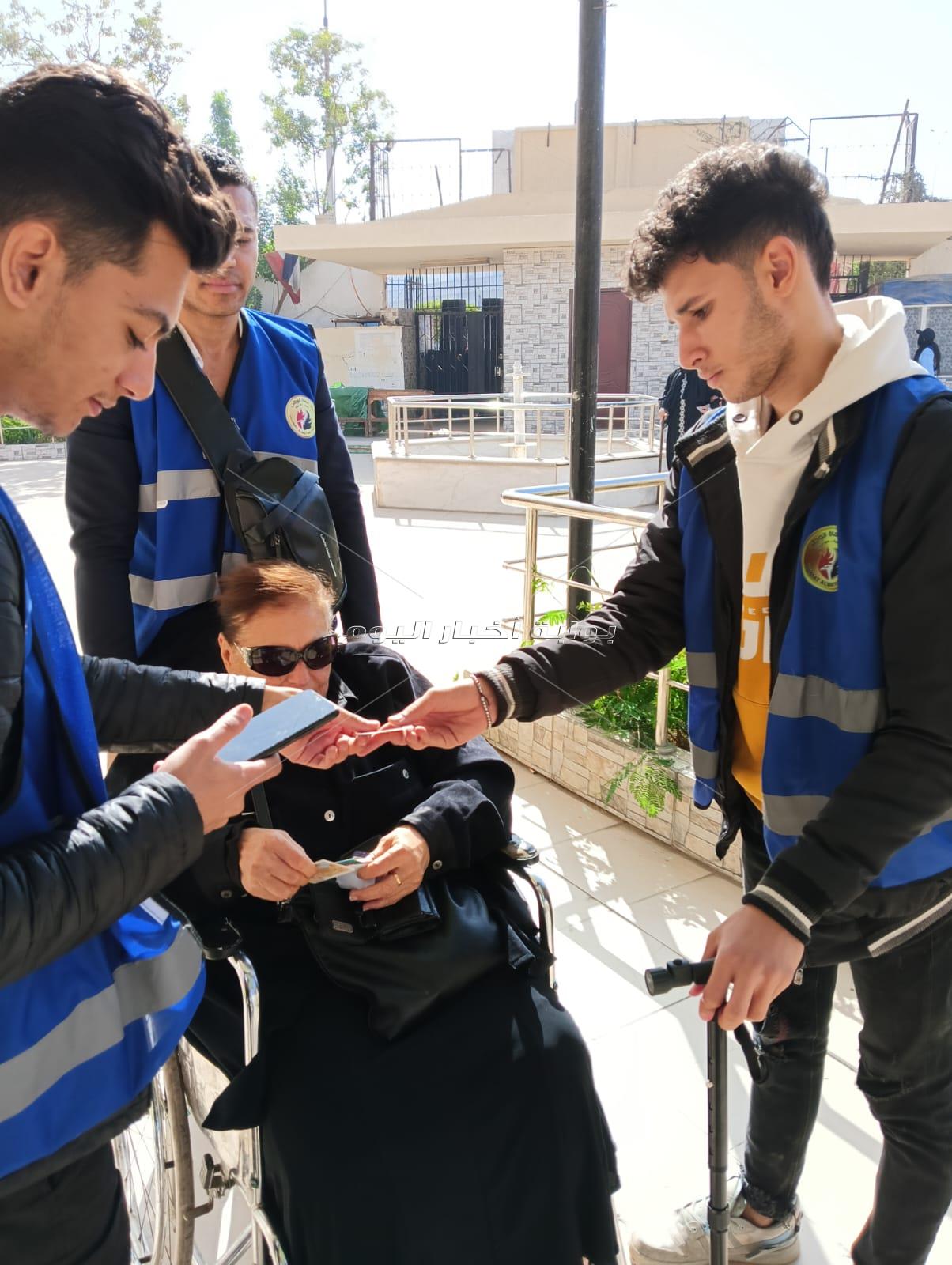 «كلنا عاوزين صورة».. مشاهد ملهمة للمصريين في ثاني أيام التصويت