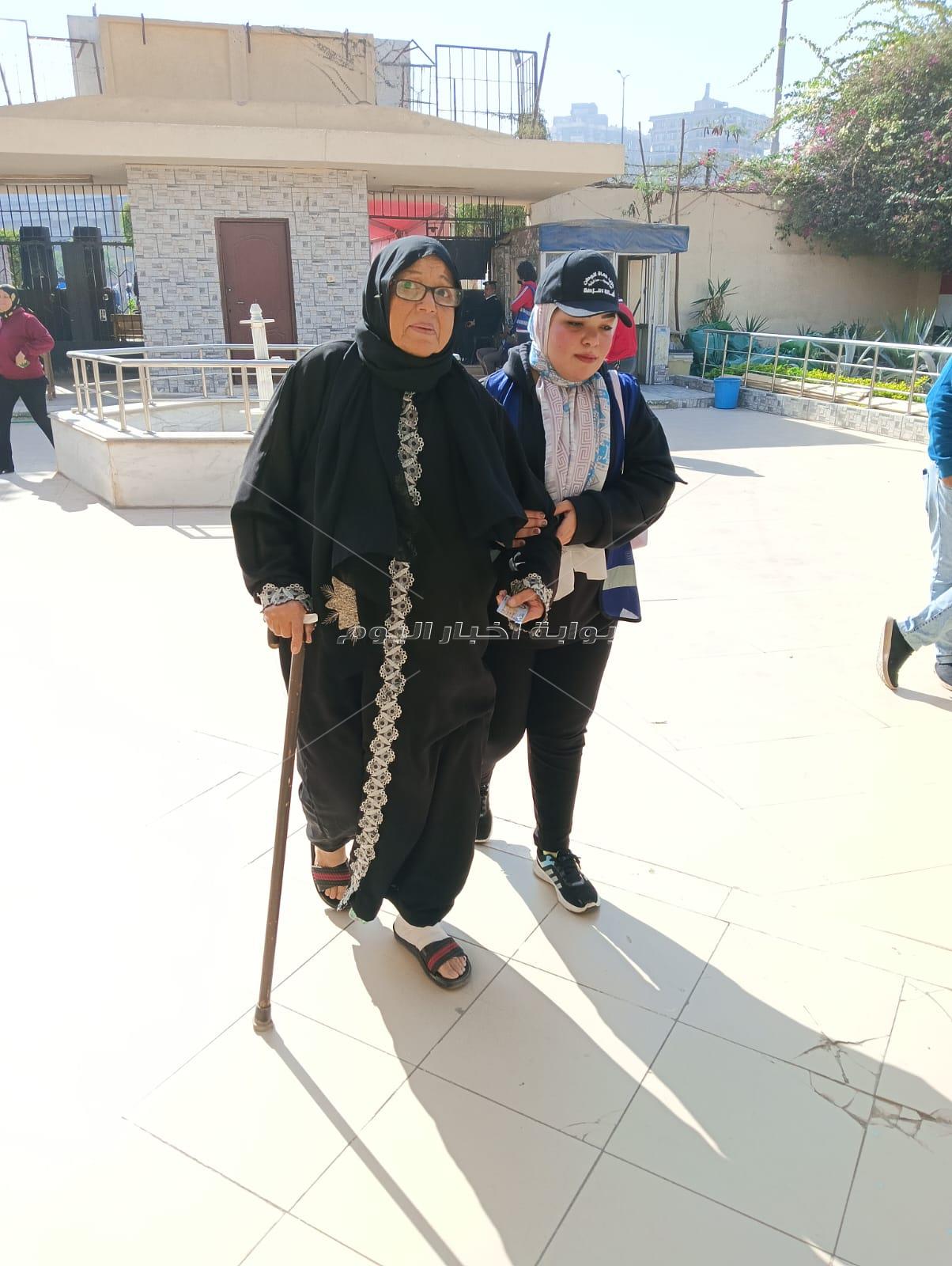 «كلنا عاوزين صورة».. مشاهد ملهمة للمصريين في ثاني أيام التصويت