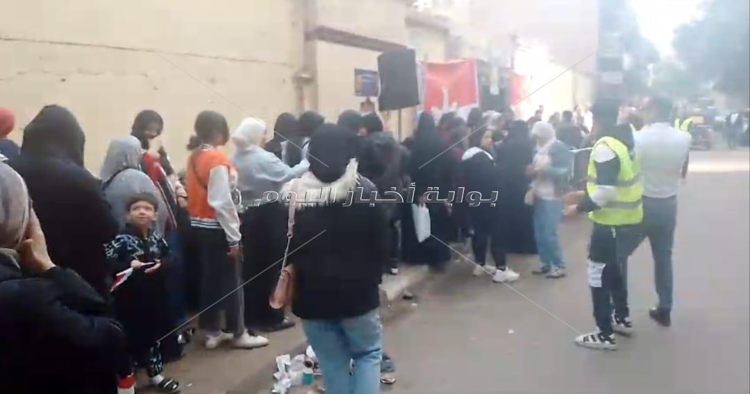 إقبال كثيف من النساء وكبار السن على مدرسة جواد حسني بشبرا