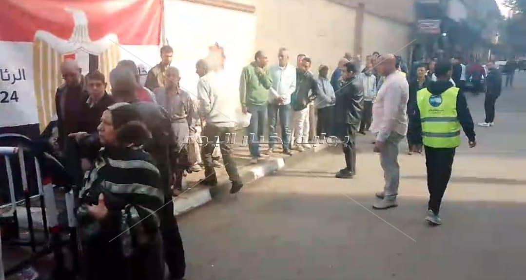 إقبال كثيف من النساء وكبار السن على مدرسة جواد حسني بشبرا
