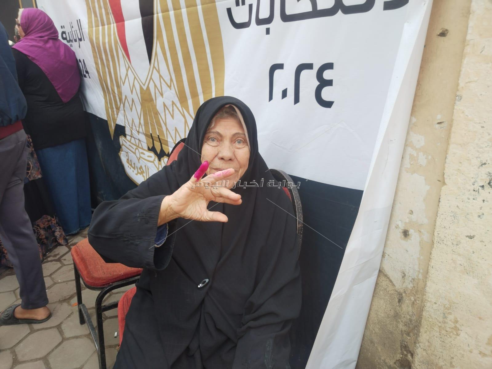 مسنة: أنا جاية علشان خاطر مصر