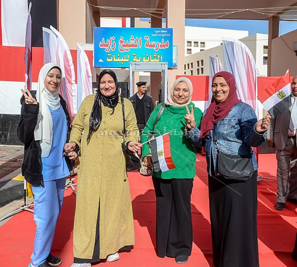 من كل شكل ولون.. إقبال كبير من الناخبين للإدلاء بأصواتهم في العرس الديمقراطي 