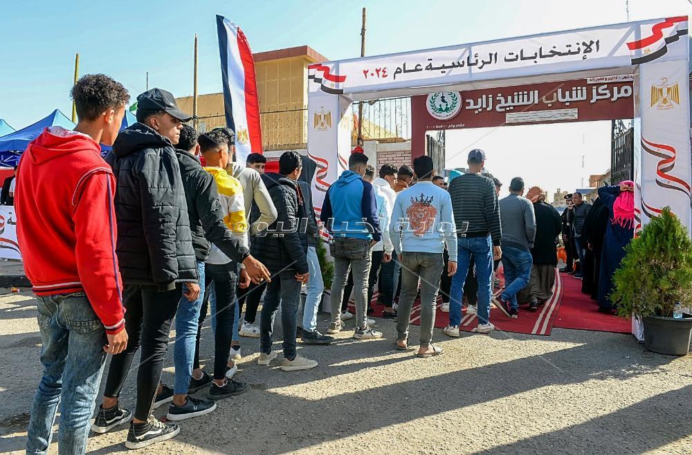 من كل شكل ولون.. إقبال كبير من الناخبين للإدلاء بأصواتهم في العرس الديمقراطي 