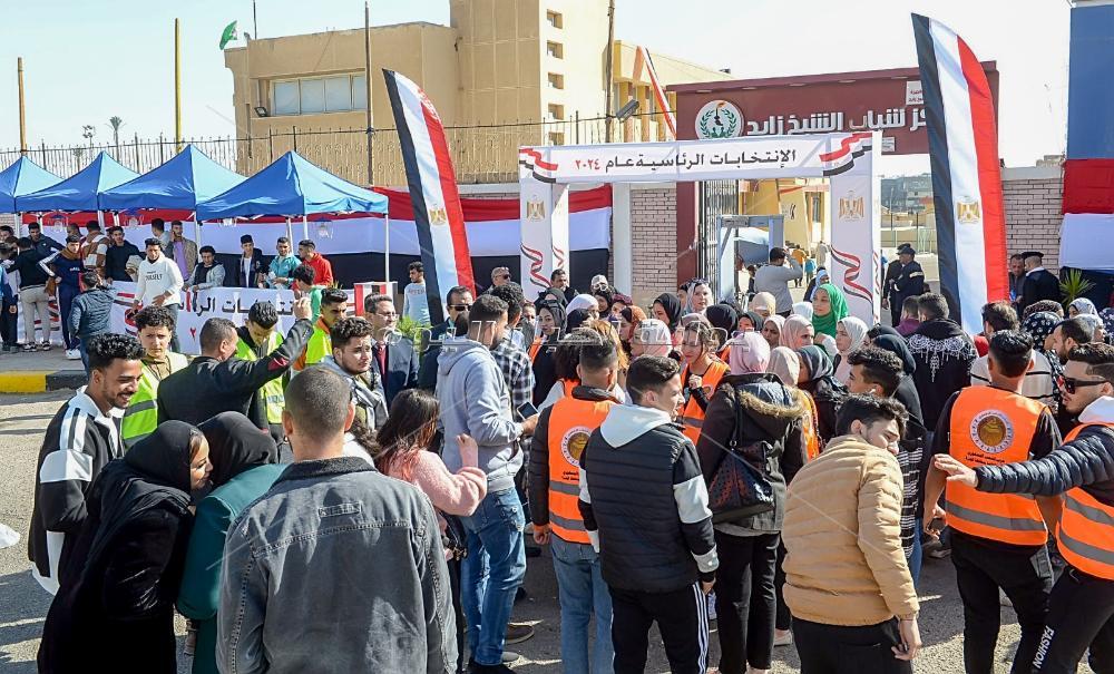 من كل شكل ولون.. إقبال كبير من الناخبين للإدلاء بأصواتهم في العرس الديمقراطي 