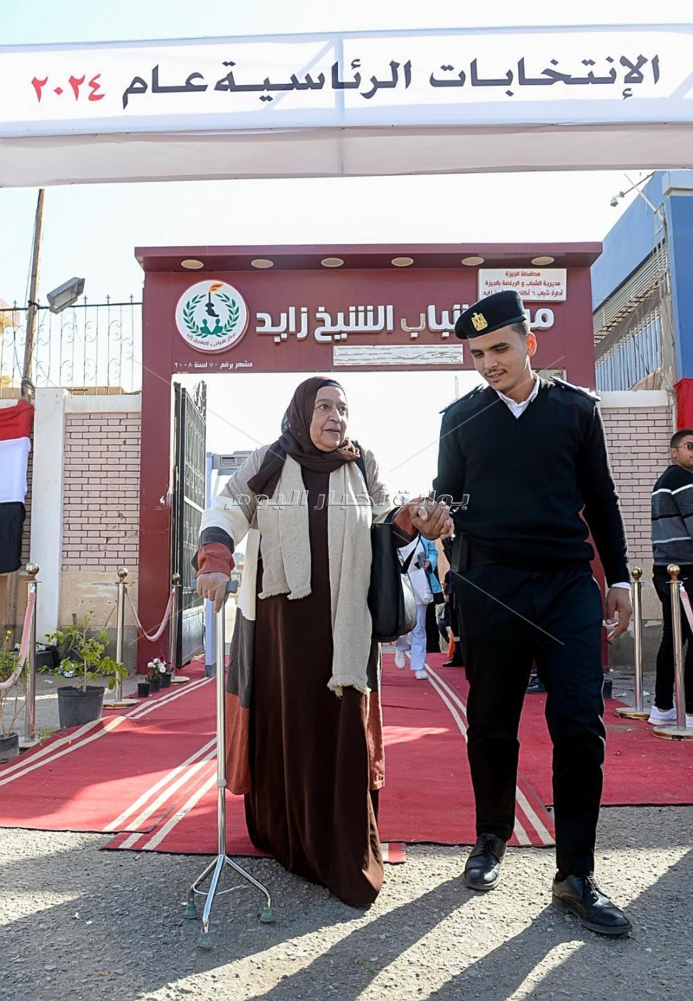 من كل شكل ولون.. إقبال كبير من الناخبين للإدلاء بأصواتهم في العرس الديمقراطي 