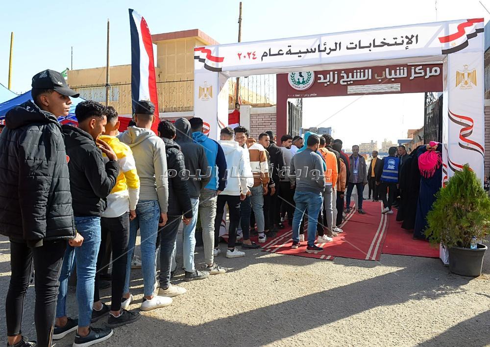 من كل شكل ولون.. إقبال كبير من الناخبين للإدلاء بأصواتهم في العرس الديمقراطي 