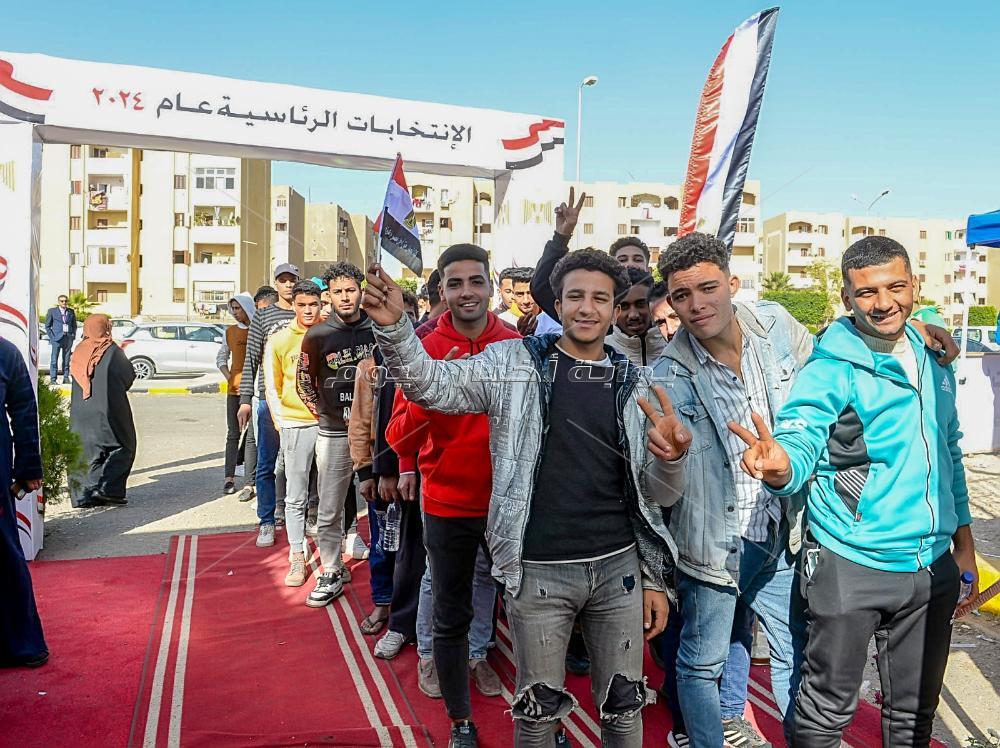 من كل شكل ولون.. إقبال كبير من الناخبين للإدلاء بأصواتهم في العرس الديمقراطي 
