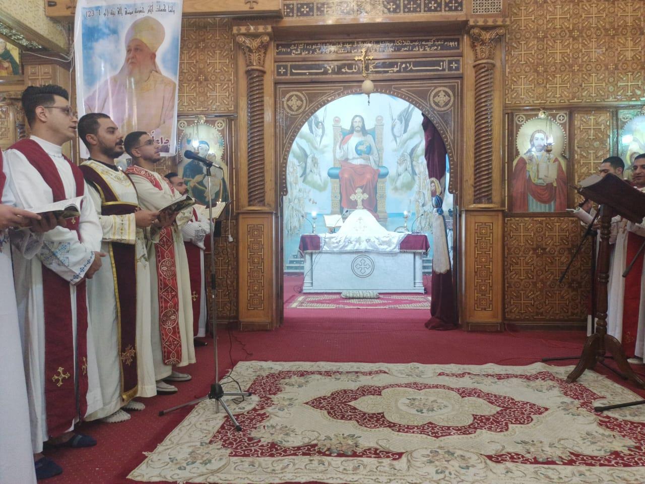 توافد الأقباط في الشرقية لأداء قداس عيد الميلاد المجيد