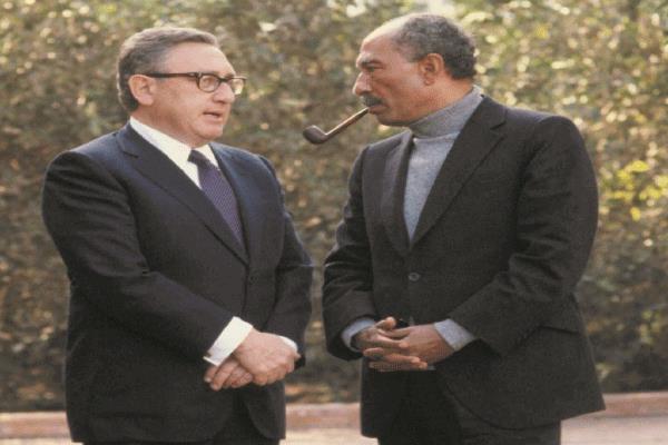 من سيد اللعبة.. كيسنجر أم السادات؟