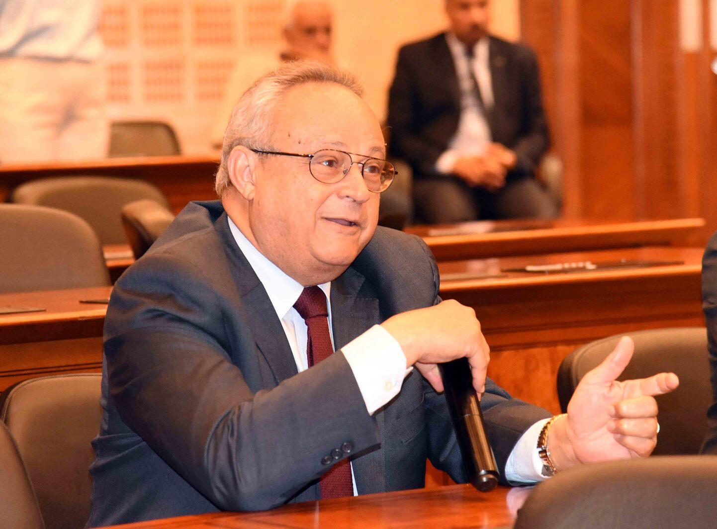 الدكتور أسامة السعيد رئيس تحرير جريدة الأخبار خلال الندوة