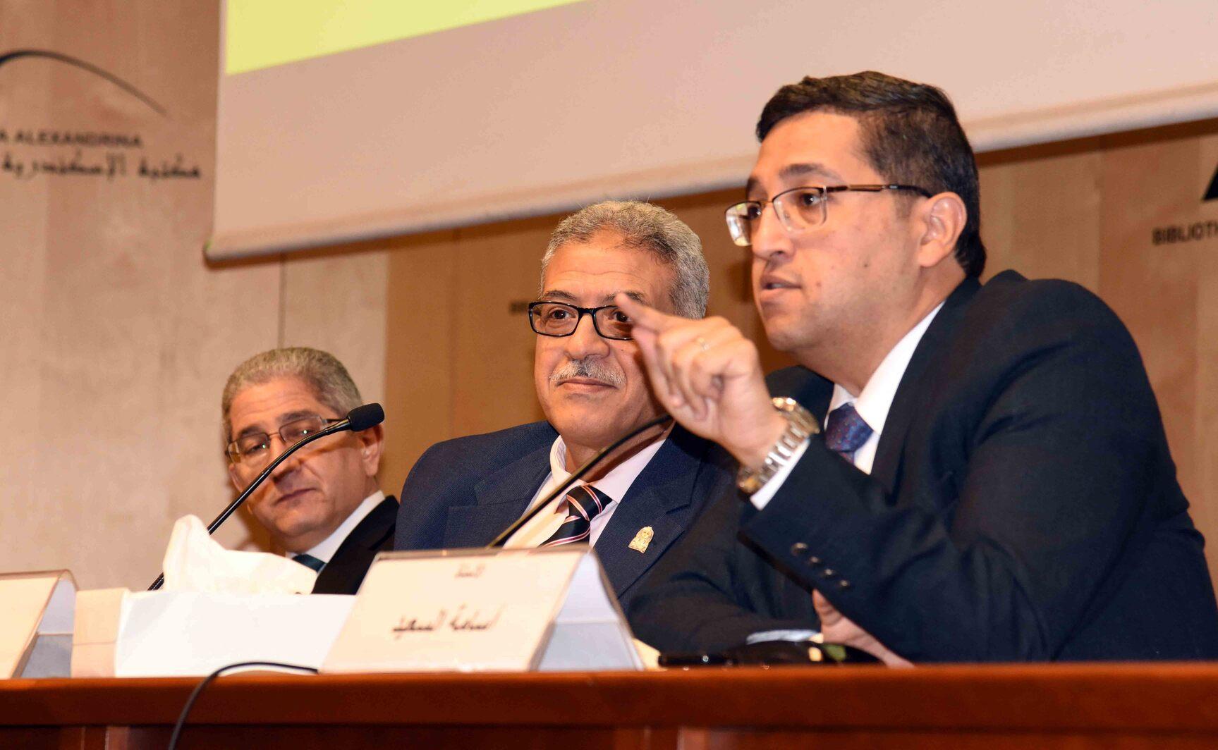 الدكتور أسامة السعيد رئيس تحرير جريدة الأخبار خلال الندوة