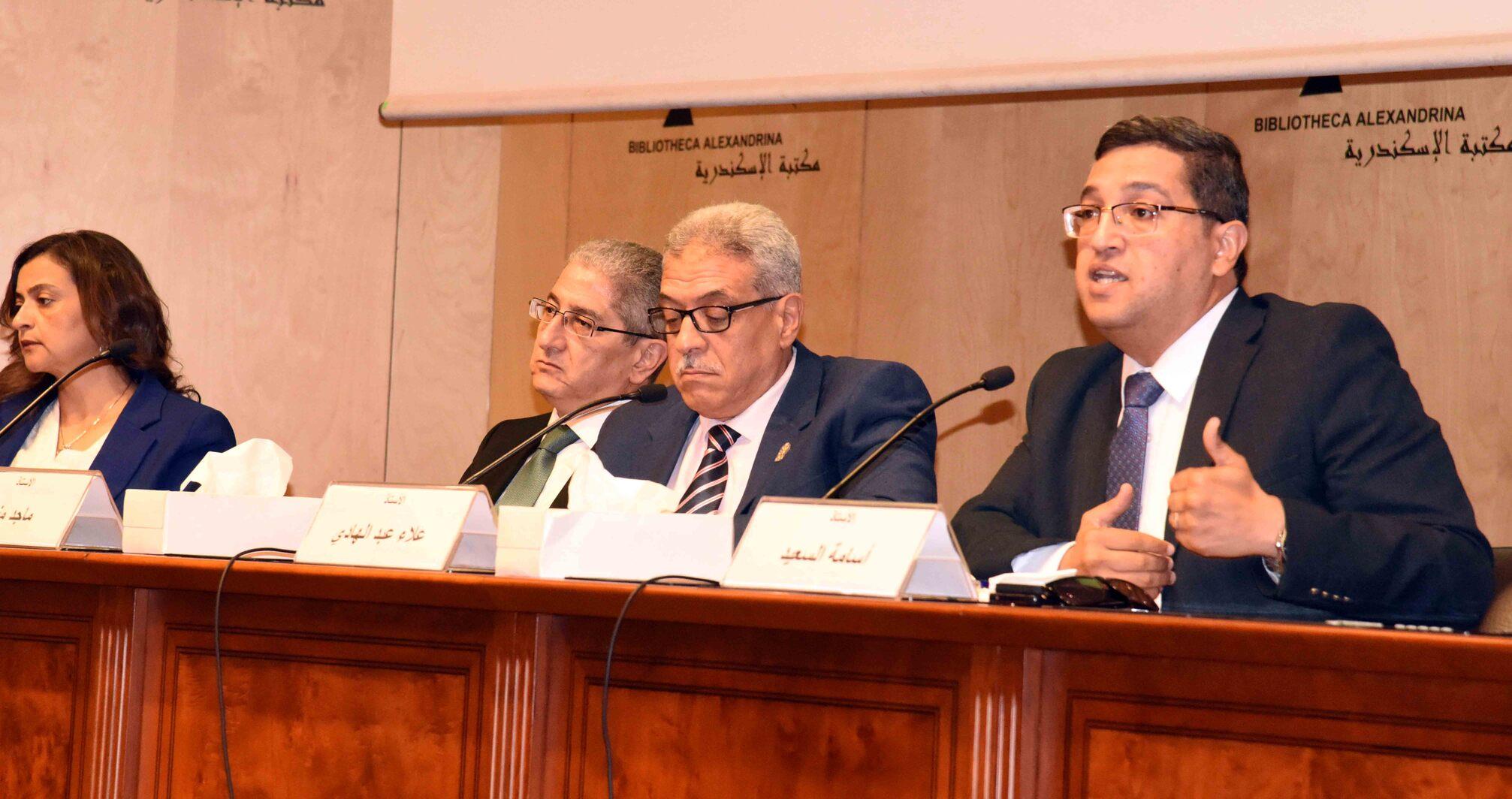 الدكتور أسامة السعيد رئيس تحرير جريدة الأخبار خلال الندوة