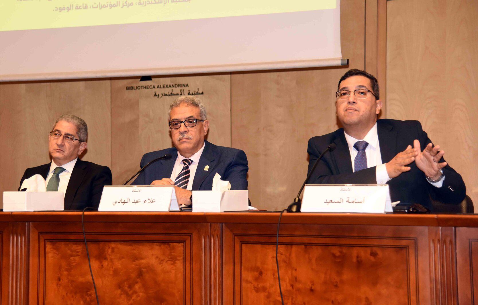 الدكتور أسامة السعيد رئيس تحرير جريدة الأخبار خلال الندوة