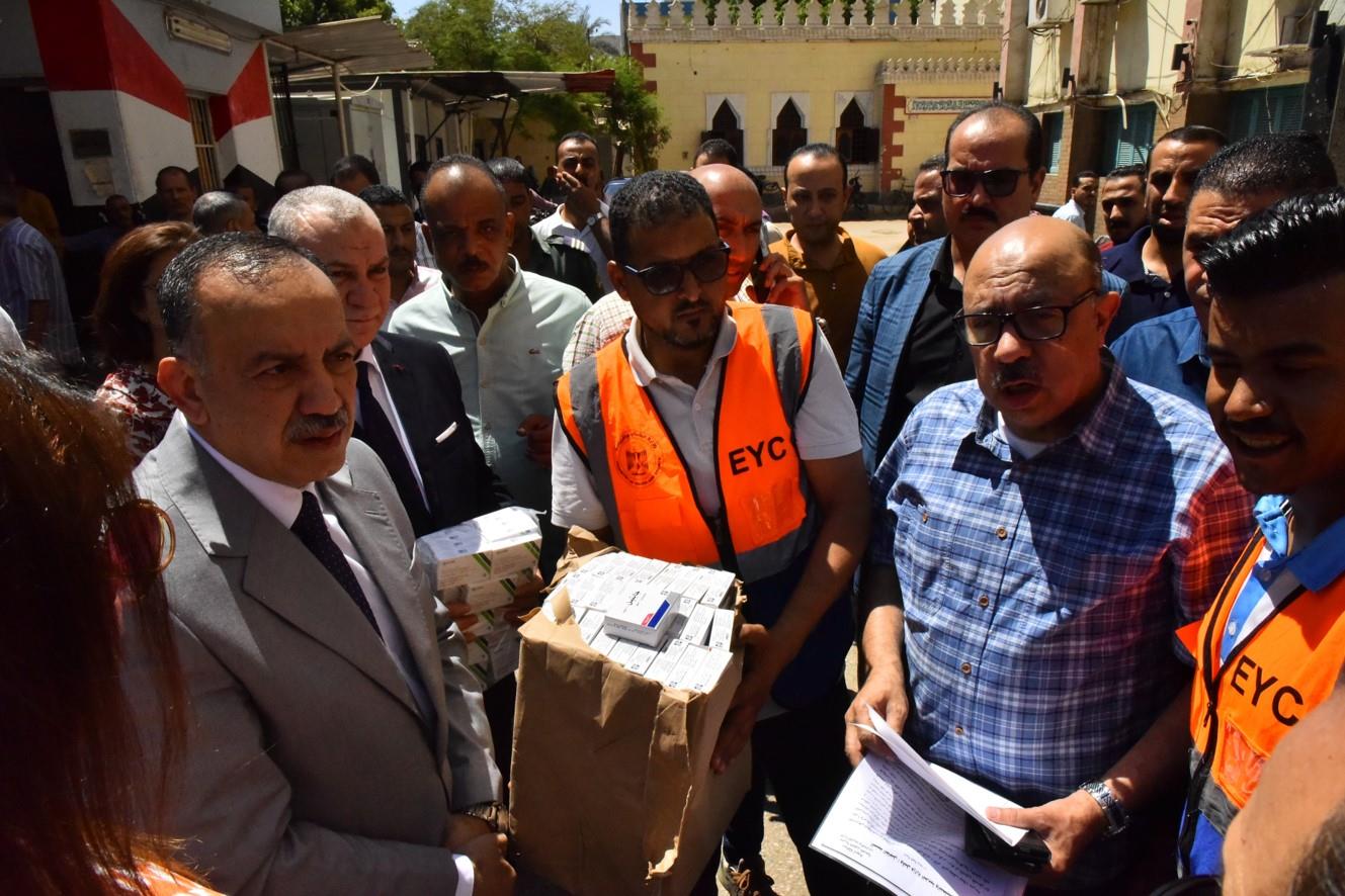محافظ أسيوط يشهد تسليم شحنة جديدة من الادوية والمستلزمات الطبية 