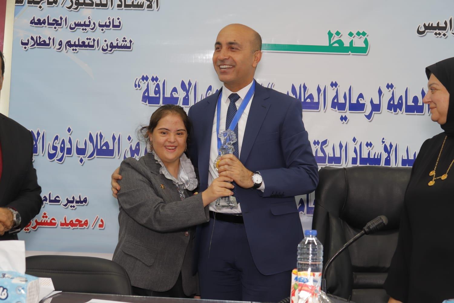 رئيس جامعة دمنهور يلتقي  الطلاب ذوي الهمم لمناقشة احتياجاتهم
