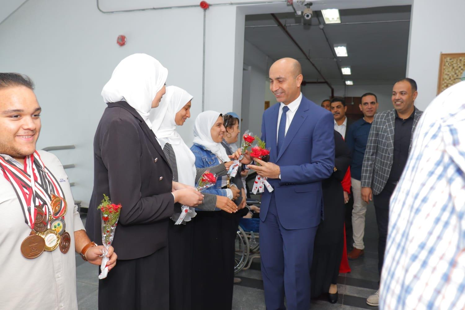 رئيس جامعة دمنهور يلتقي  الطلاب ذوي الهمم لمناقشة احتياجاتهم