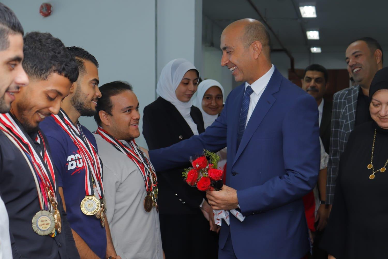 رئيس جامعة دمنهور يلتقي  الطلاب ذوي الهمم لمناقشة احتياجاتهم