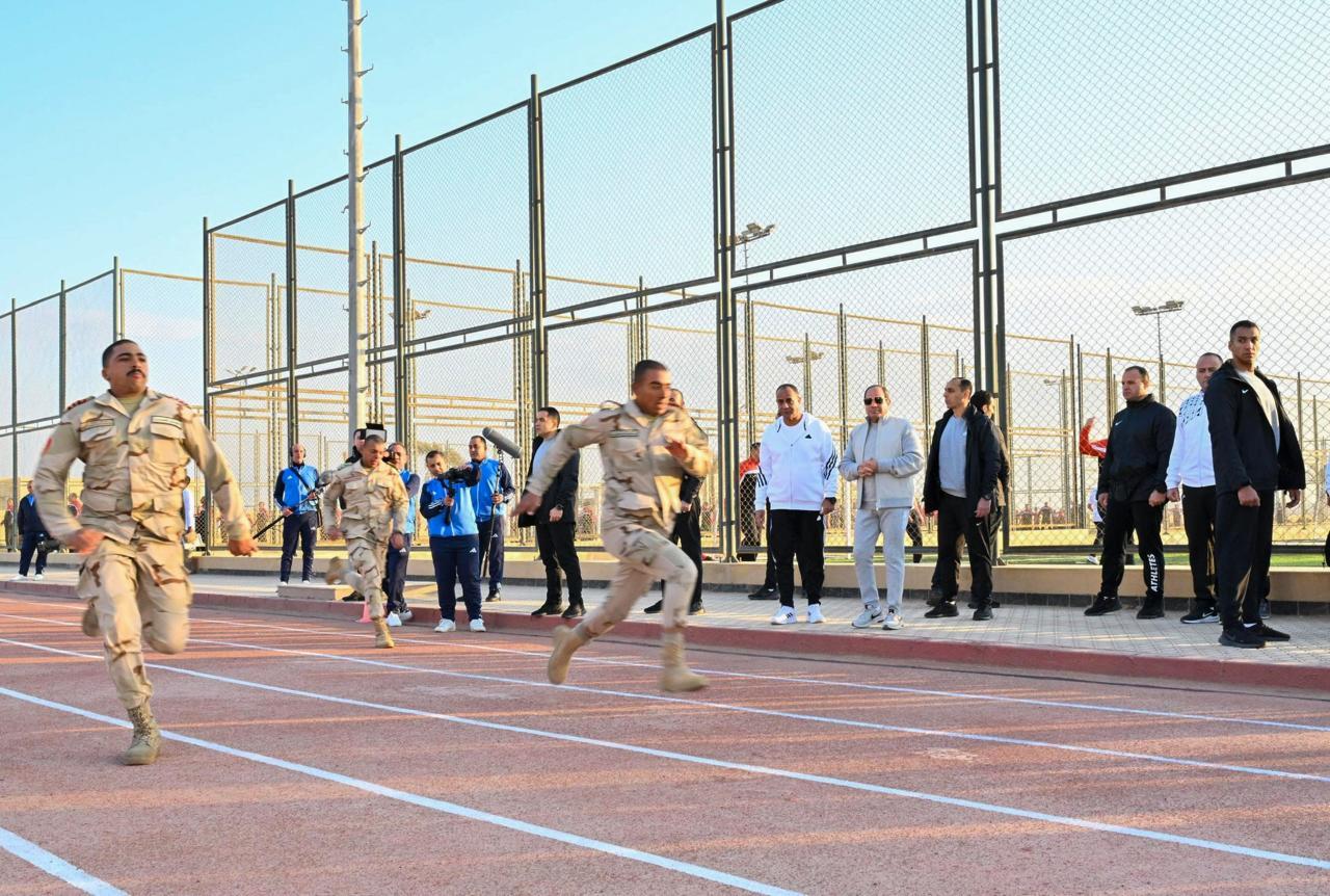 الرئيس السيسي يتفقد الاكاديمية العسكرسة المصرية