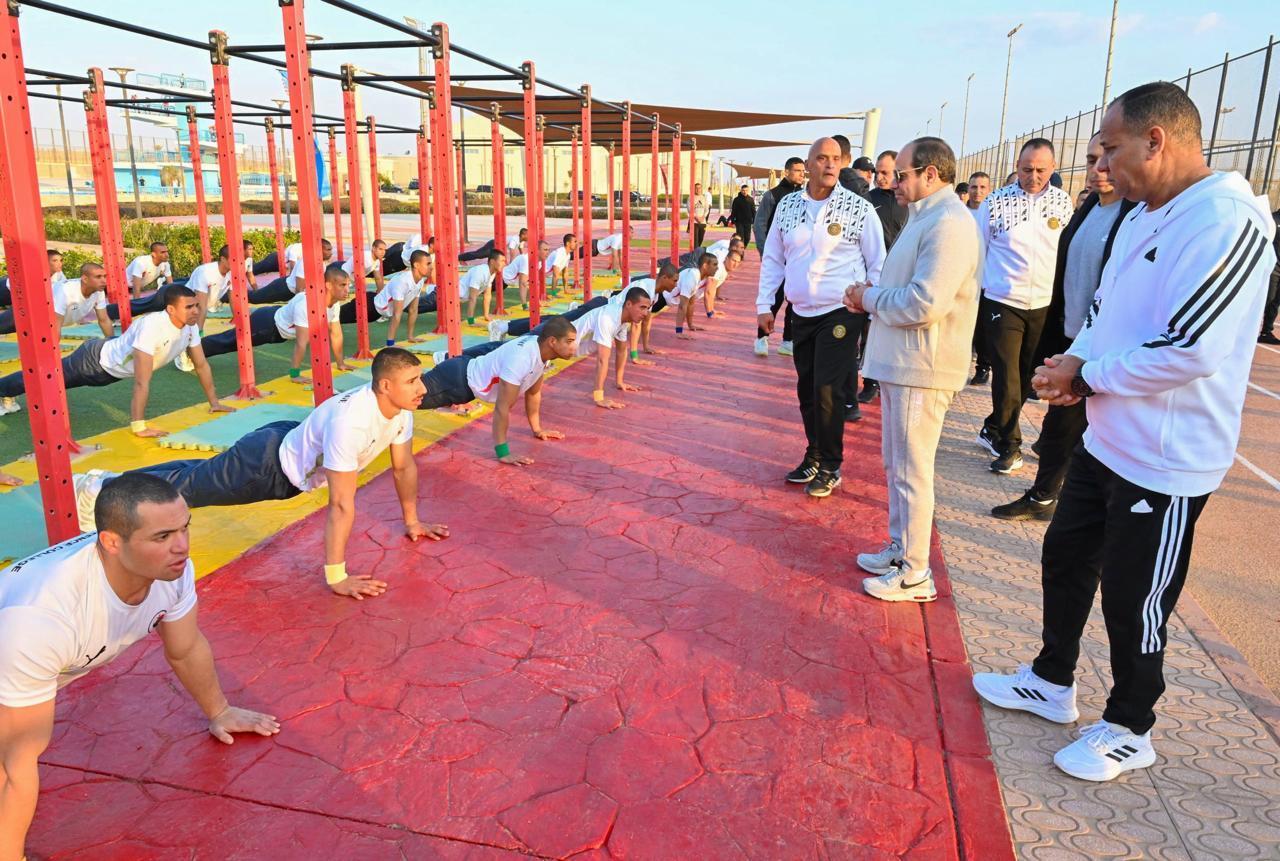 الرئيس السيسي يتفقد الاكاديمية العسكرسة المصرية
