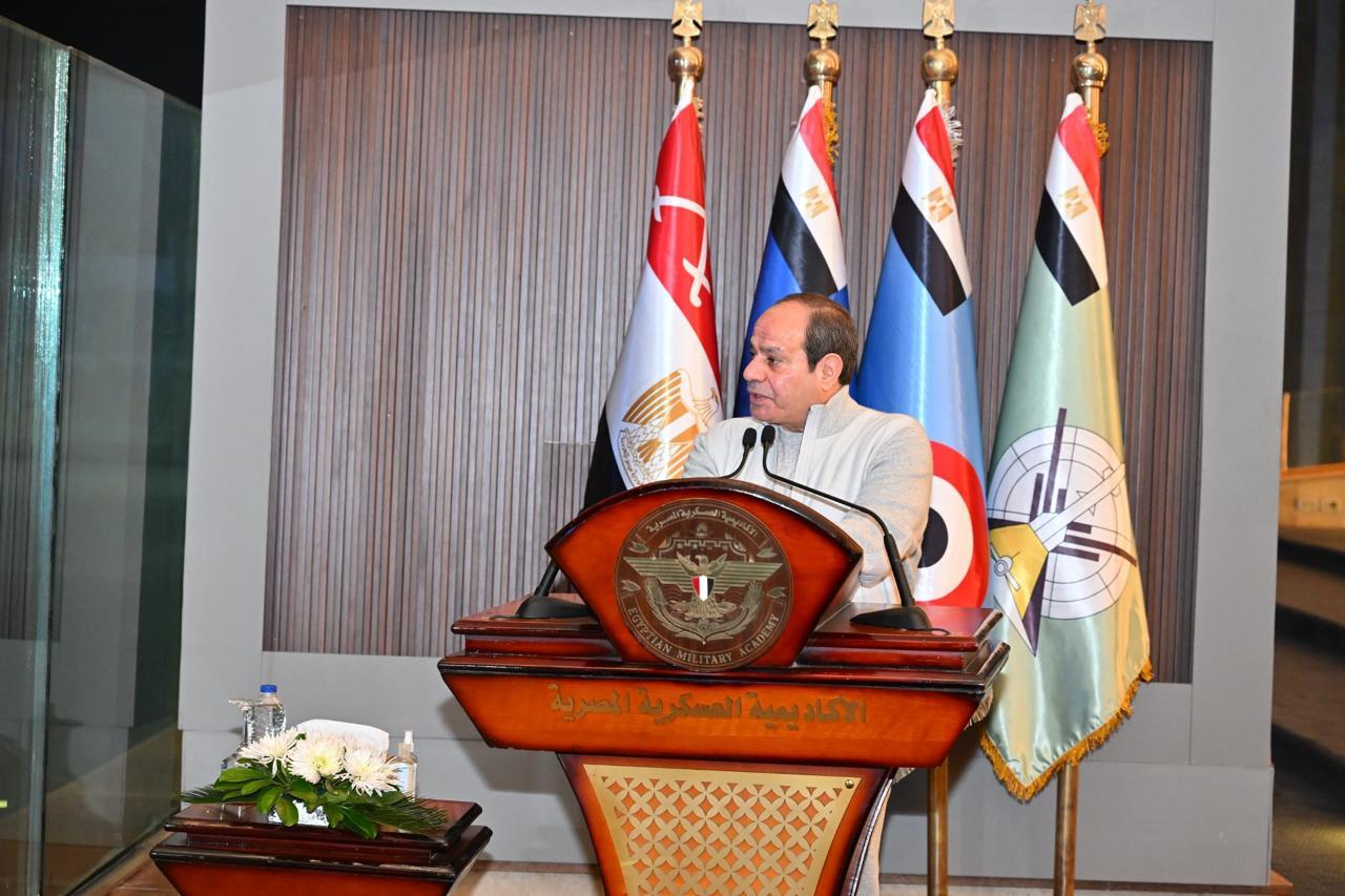 الرئيس السيسي يتفقد الاكاديمية العسكرسة المصرية