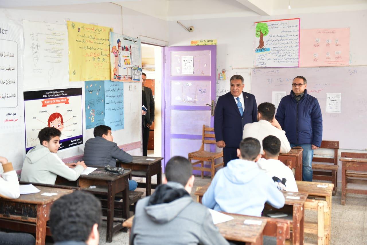 محافظ الدقهلية يتفقد لجان امتحانات الشهادة الإعدادية. 