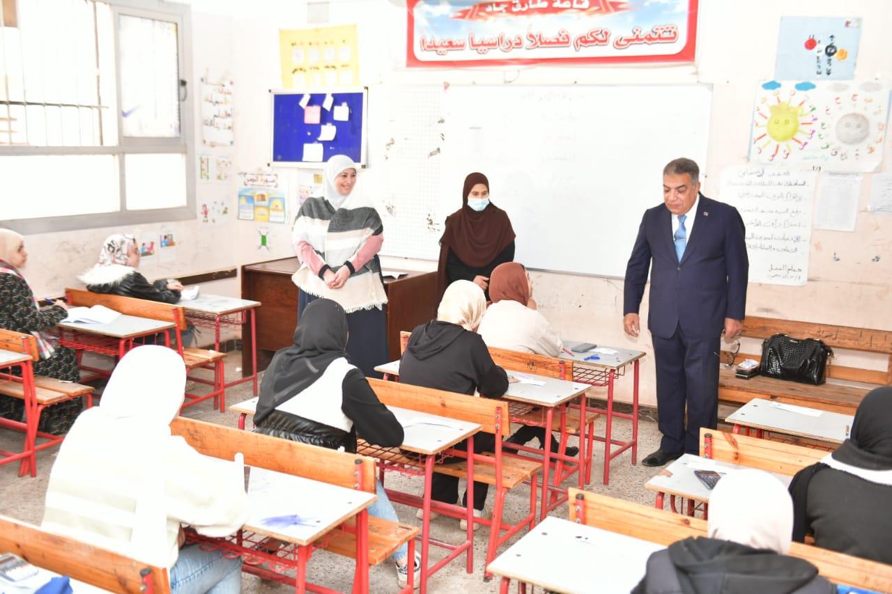 محافظ الدقهلية يتفقد لجان امتحانات الشهادة الإعدادية. 