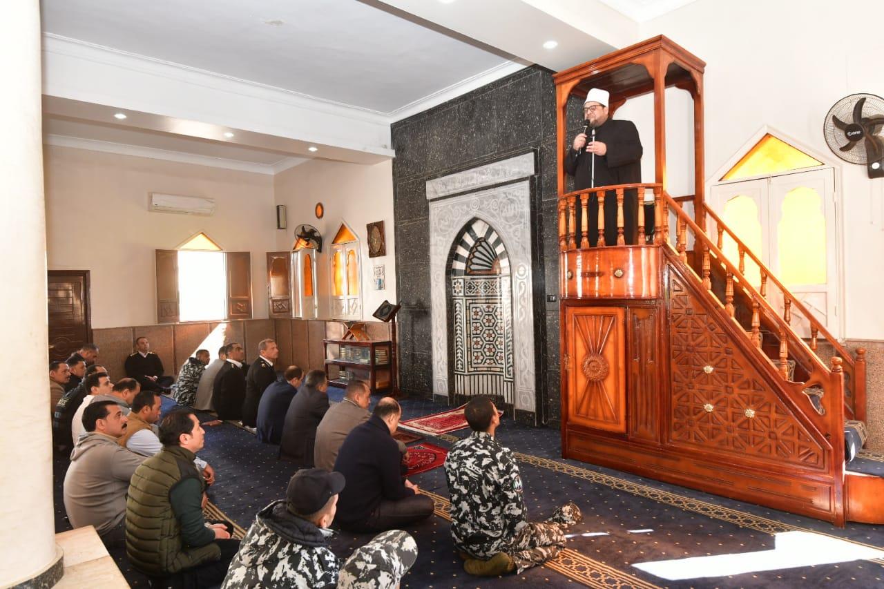 محافظ الدقهلية يؤدى صلاة الجمعة بمسجد معسكر قوات الأمن بسندوب