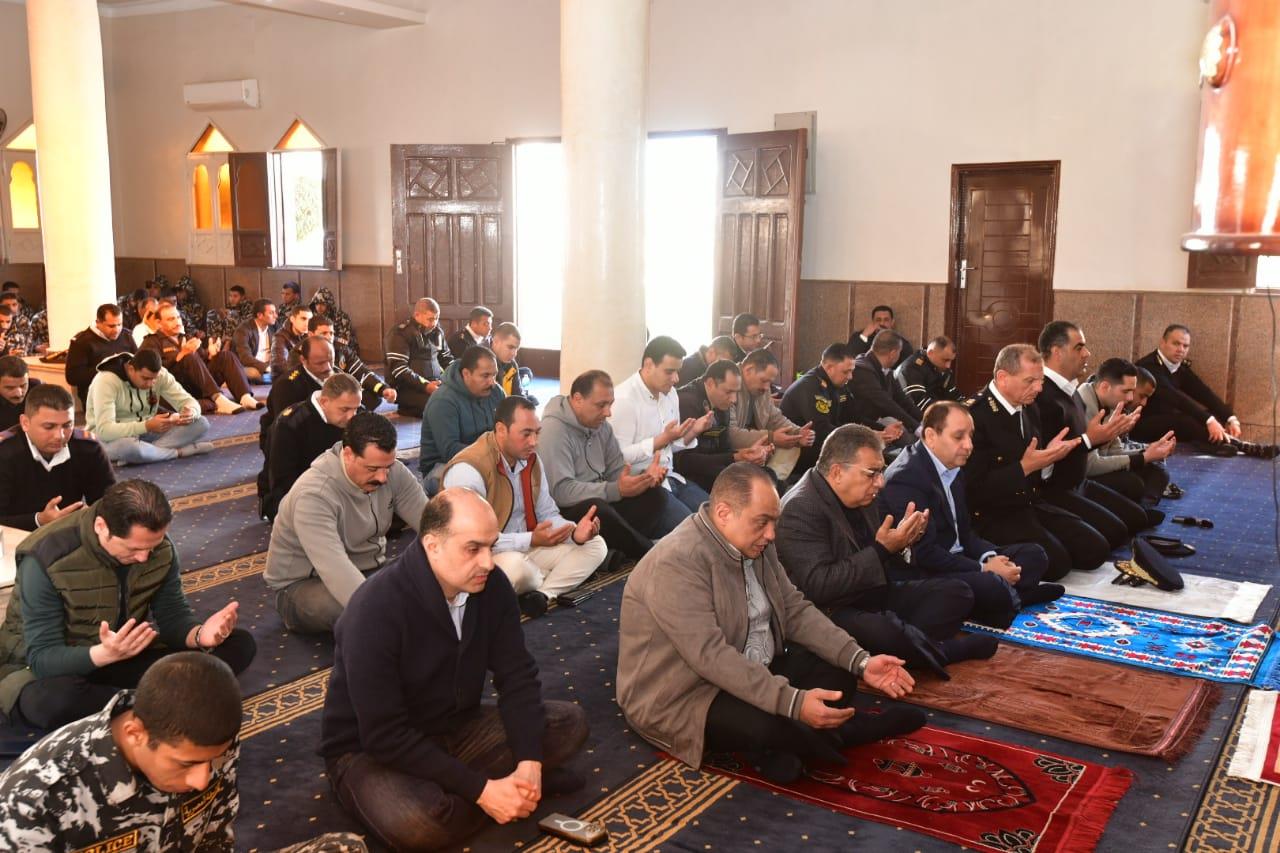 محافظ الدقهلية يؤدى صلاة الجمعة بمسجد معسكر قوات الأمن بسندوب