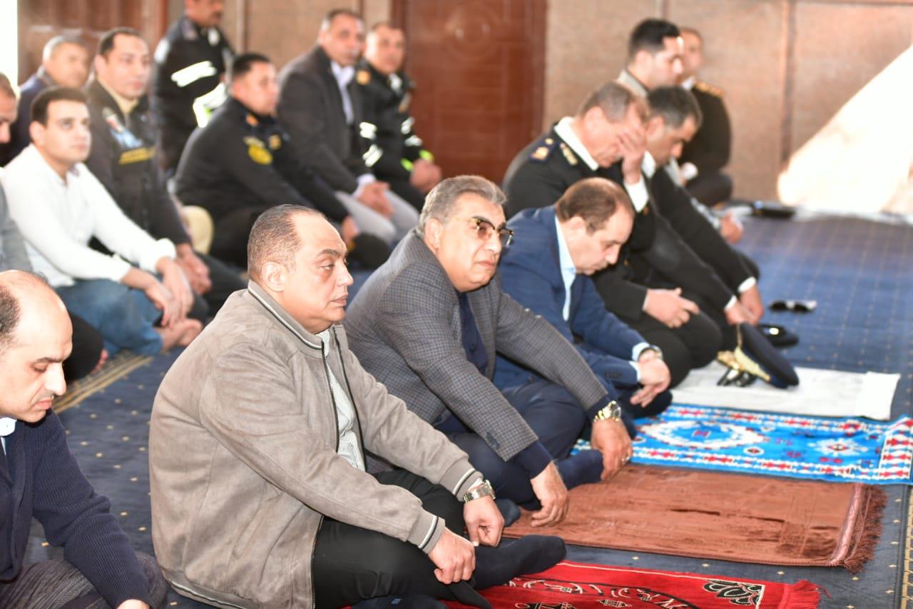 محافظ الدقهلية يؤدى صلاة الجمعة بمسجد معسكر قوات الأمن بسندوب