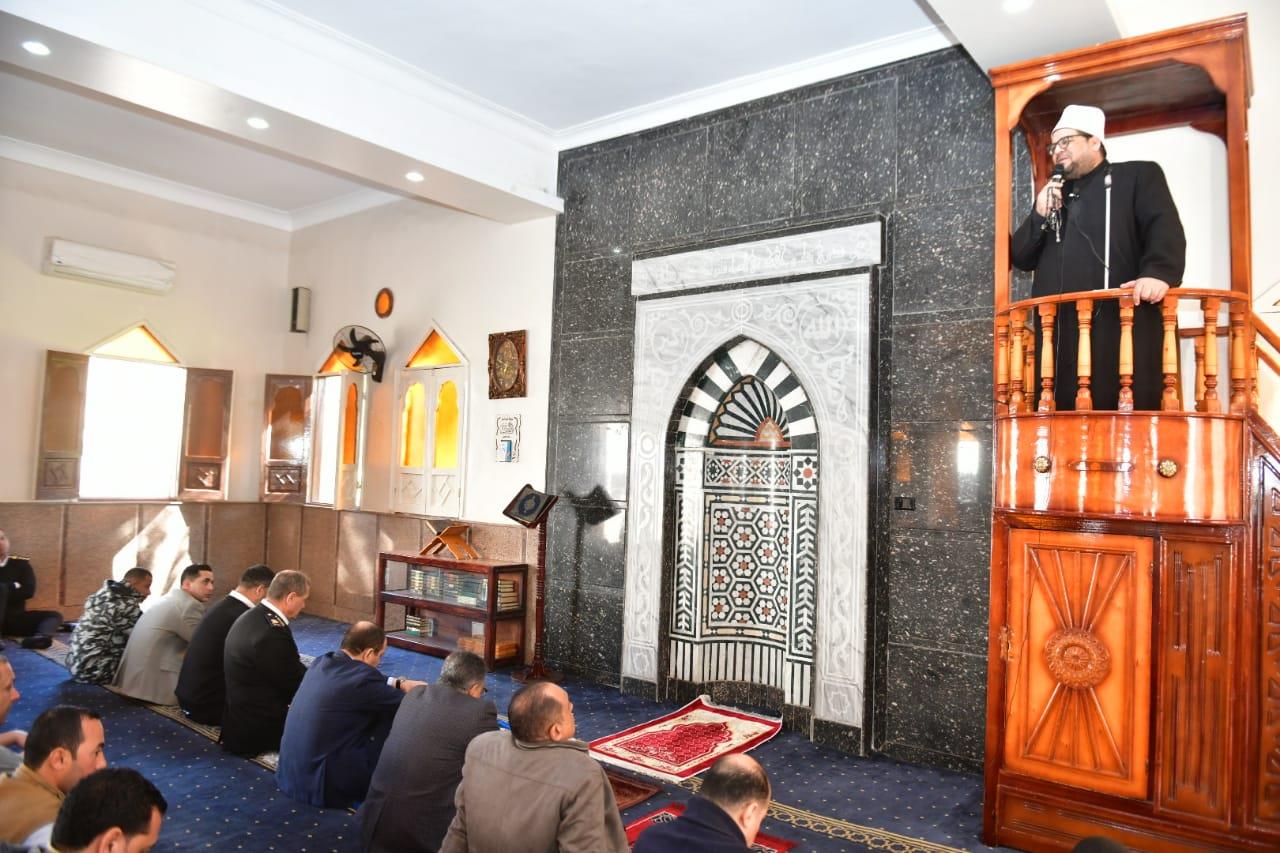 محافظ الدقهلية يؤدى صلاة الجمعة بمسجد معسكر قوات الأمن بسندوب
