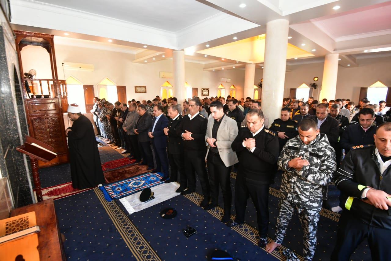 محافظ الدقهلية يؤدى صلاة الجمعة بمسجد معسكر قوات الأمن بسندوب