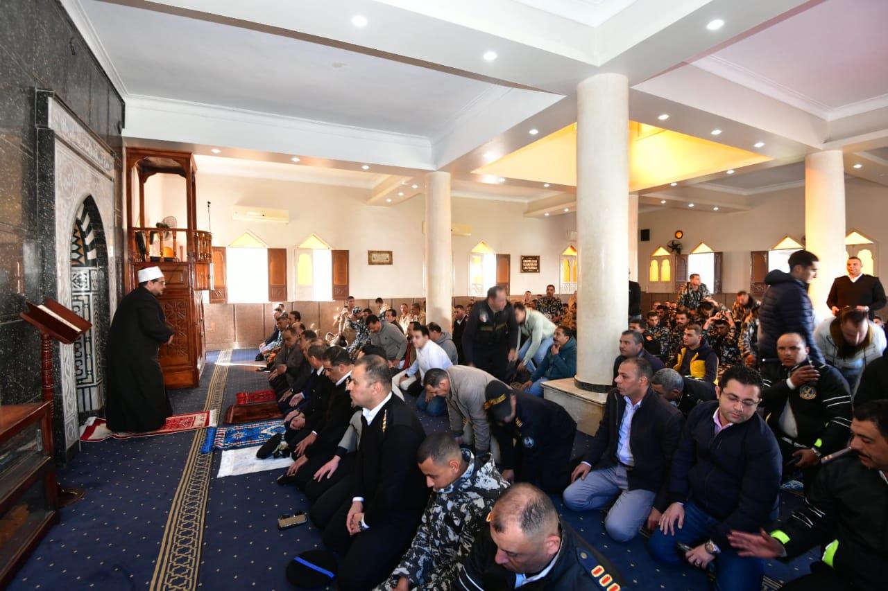 محافظ الدقهلية يؤدى صلاة الجمعة بمسجد معسكر قوات الأمن بسندوب