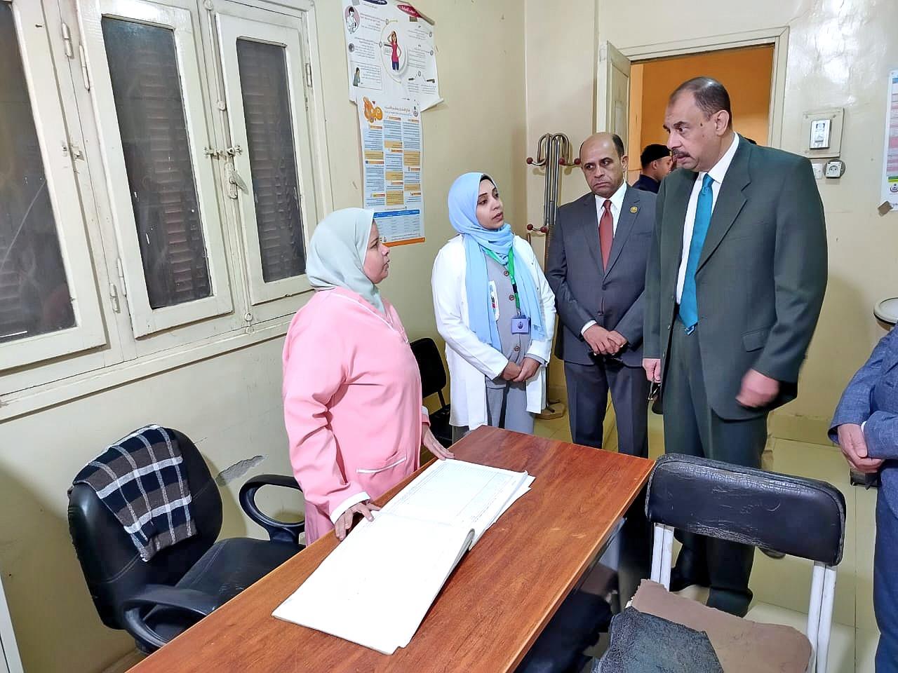 محافظ سوهاج يتابع مستوى الخدمات بقرية "بنجا" خلال جولته الميدانية بمركز طهطا| صور