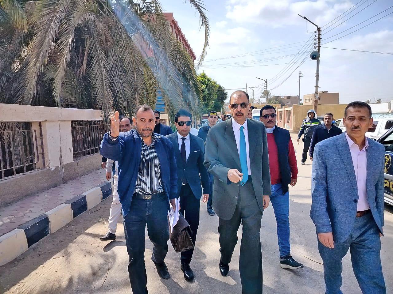 محافظ سوهاج يتابع مستوى الخدمات بقرية "بنجا" خلال جولته الميدانية بمركز طهطا| صور