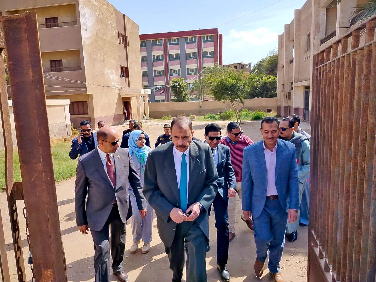 محافظ سوهاج يتابع مستوى الخدمات بقرية "بنجا" خلال جولته الميدانية بمركز طهطا| صور