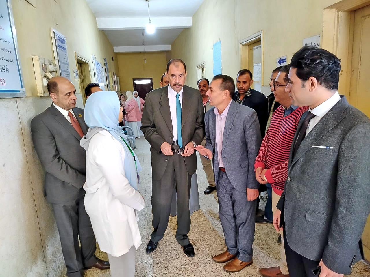 محافظ سوهاج يتابع مستوى الخدمات بقرية "بنجا" خلال جولته الميدانية بمركز طهطا| صور