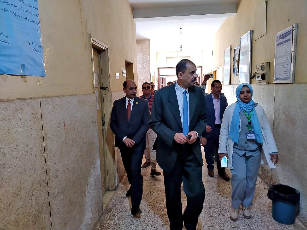 محافظ سوهاج يتابع مستوى الخدمات بقرية "بنجا" خلال جولته الميدانية بمركز طهطا| صور