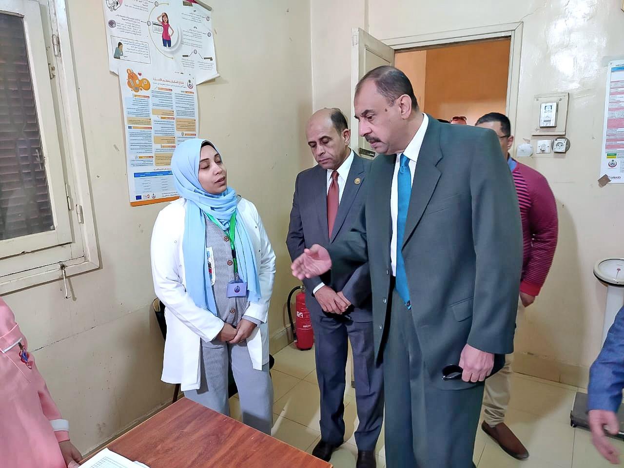 محافظ سوهاج يتابع مستوى الخدمات بقرية "بنجا" خلال جولته الميدانية بمركز طهطا| صور