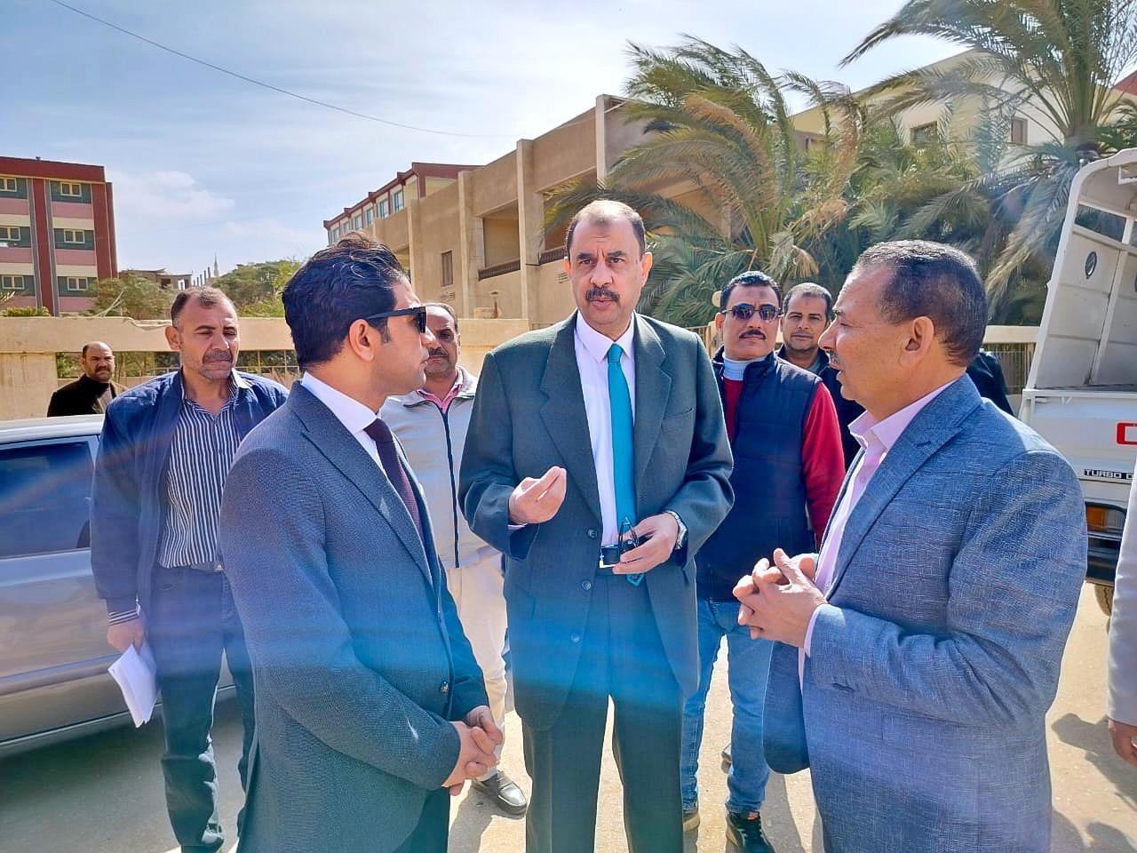 محافظ سوهاج يتابع مستوى الخدمات بقرية "بنجا" خلال جولته الميدانية بمركز طهطا| صور