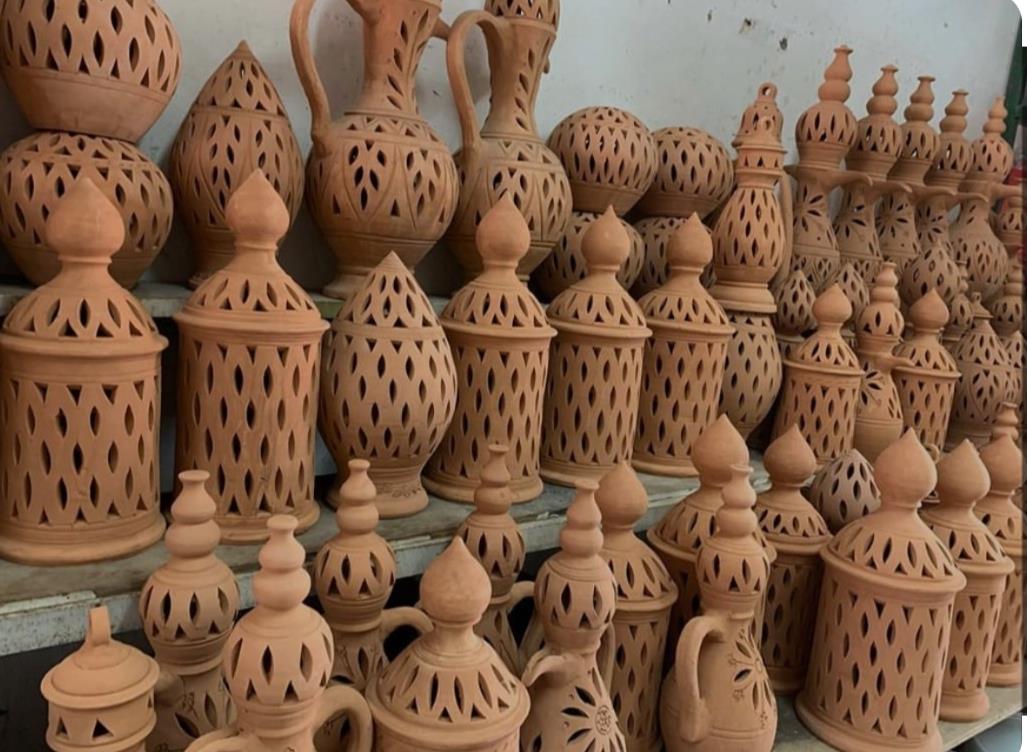 "طين يتحول إلى كنز: أسرار صناعة الفخار في جريس بين التراث والابتكار"|صور