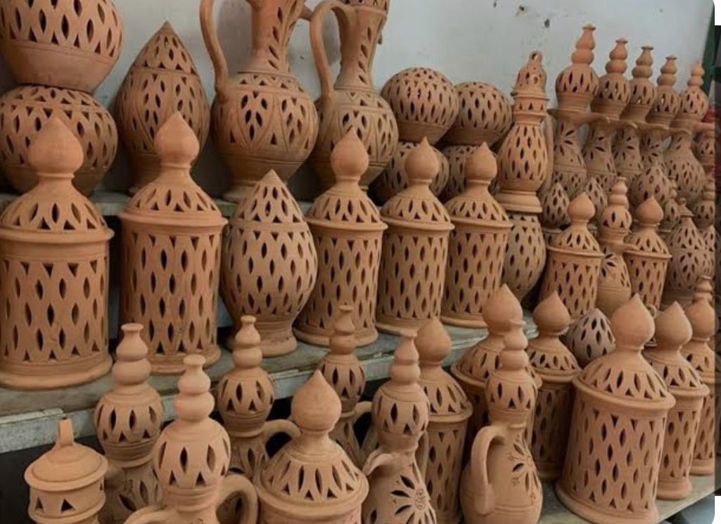 "طين يتحول إلى كنز: أسرار صناعة الفخار في جريس بين التراث والابتكار"|صور