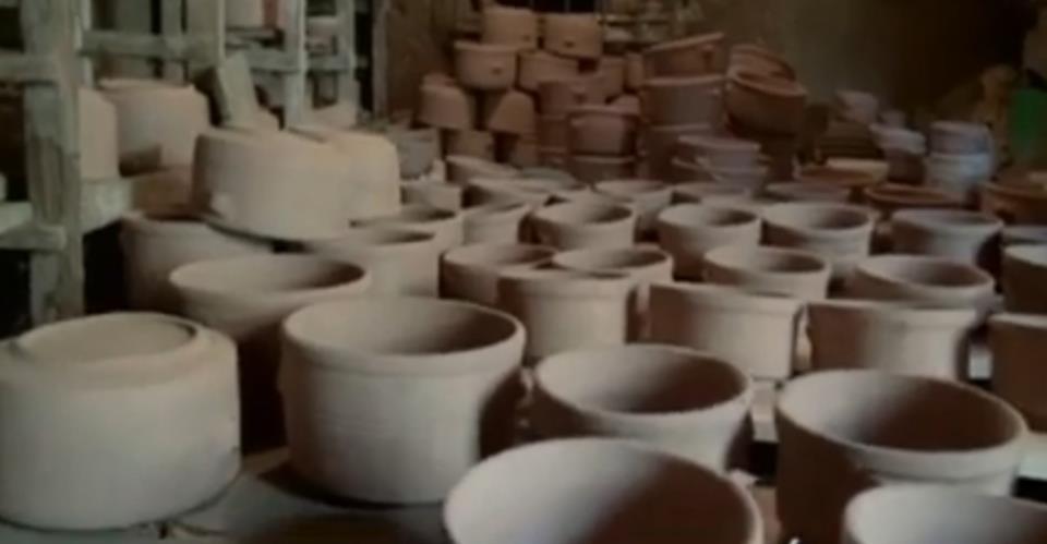 "طين يتحول إلى كنز: أسرار صناعة الفخار في جريس بين التراث والابتكار"|صور